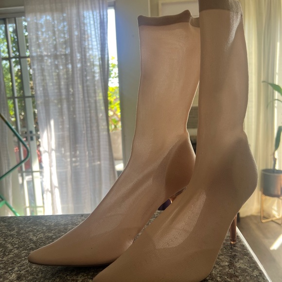 Yeezy boots size 9 - Picture 3 of 3